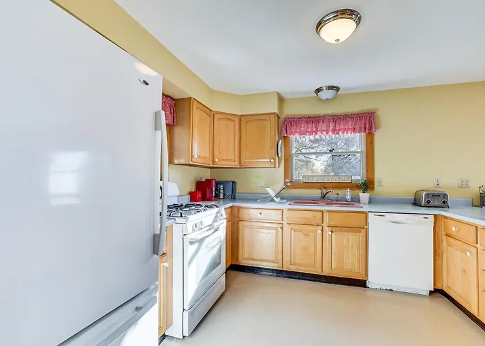 Alburgh Lake House: Private Beachfront!