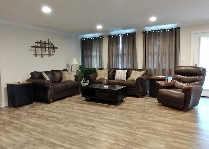 Backwoods Family Getaway! 3 Bedroom House!