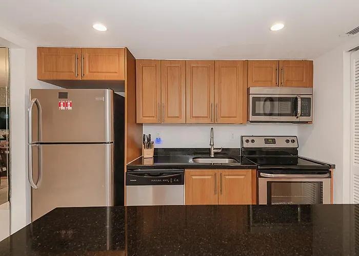 Amazing Condo 5 Minute Walk To The Beach!