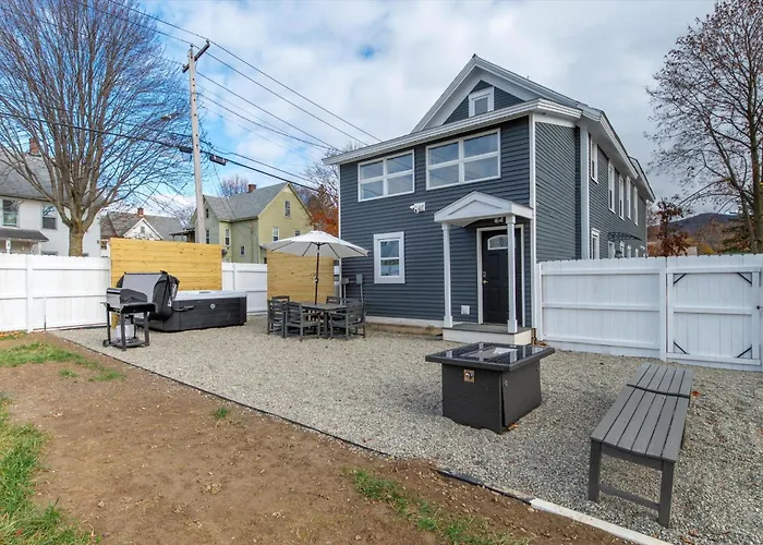 Updated Family-Sized Home In Heart Of Rutland, Near Slopes, Ev Level 2, Hot Tub
