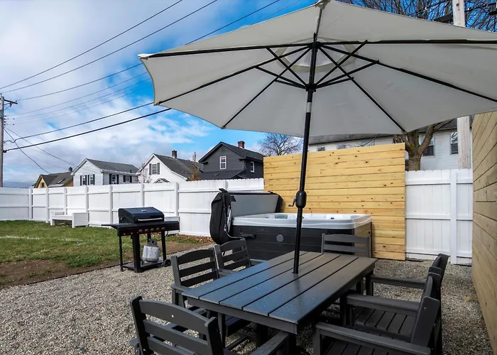Updated Family-Sized Home In Heart Of Rutland, Near Slopes, Ev Level 2, Hot Tub