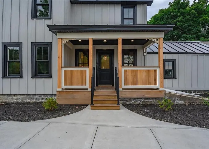 Charming Newly Renovated House Next Door To Track