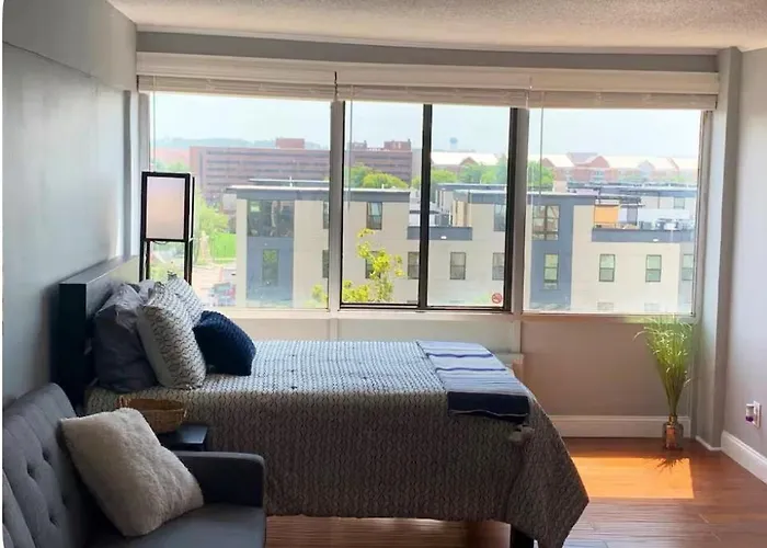 Condo Close To Stadium And Free Parking