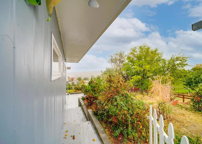 Hot Tub & Sweeping Views: Apt In Clarkston!
