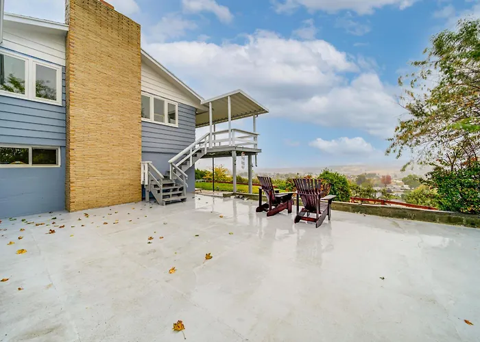 Hot Tub & Sweeping Views: Apt In Clarkston!
