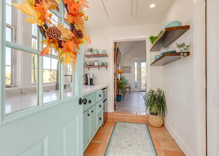 Steps To Sutter Creek: Chic Wine Country Cottage