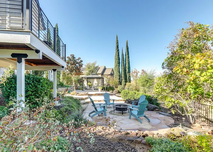 Steps To Sutter Creek: Chic Wine Country Cottage