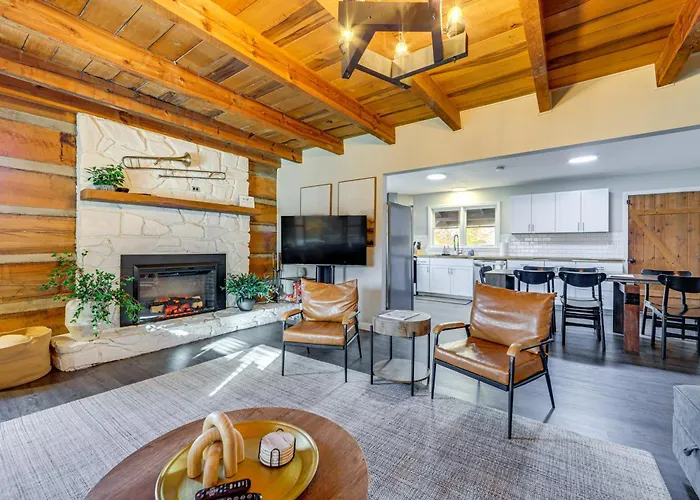Hot Tub, Game Room & Fire Pit: Canton Log Cabin