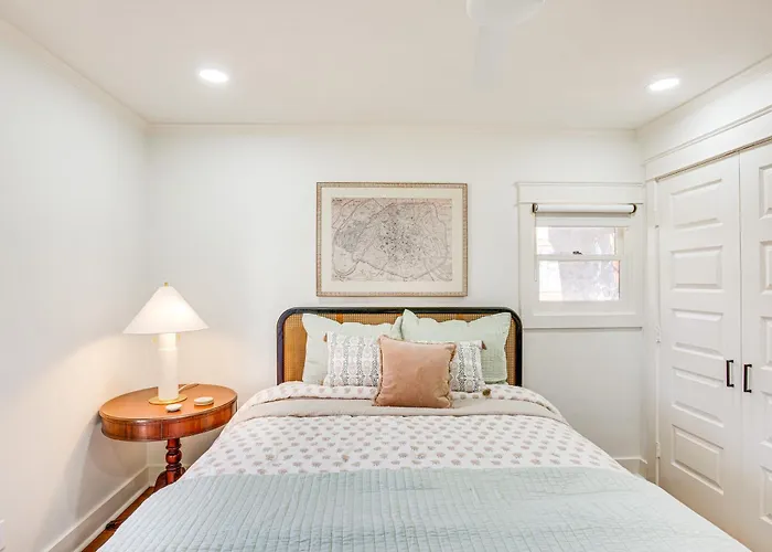 2 Mi To Tyler Rose Garden: Vibrant Apartment!