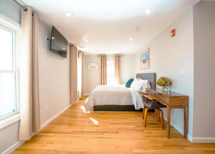 Hampton Bays Hotel On Main