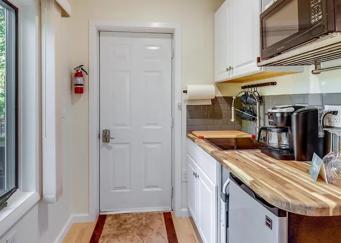 Family-Friendly Newfield Studio: 9 Mi To Ithaca!