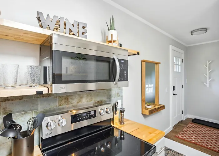 Pet-Friendly Kent Vacation Rental, Walk To Lake!