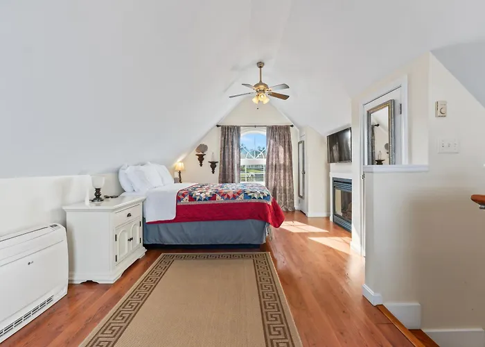 Perkins Cove Oceanfront Cottage