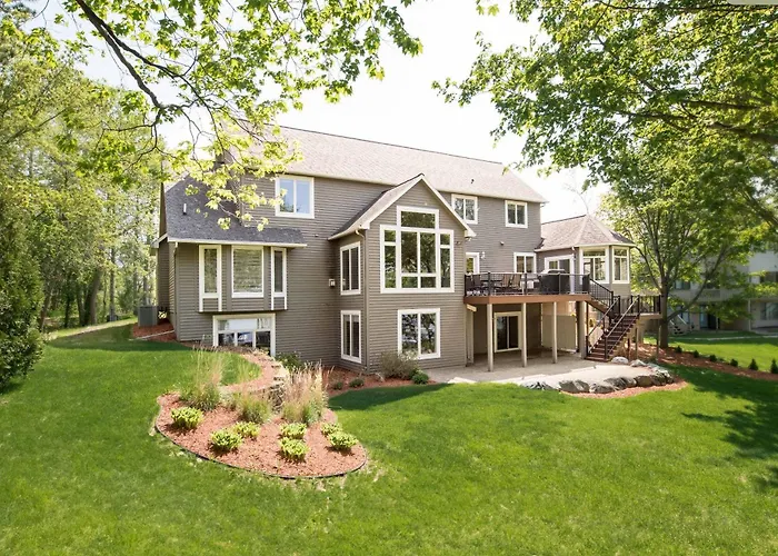 Immerse In Luxury Grand 5Br Lakefront Haven Views