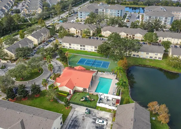 The Galactic Getaway, 3Bed, 2Bath Apartment, Free Parking, Heated Pool