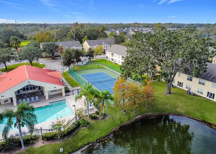 The Galactic Getaway, 3Bed, 2Bath Apartment, Free Parking, Heated Pool