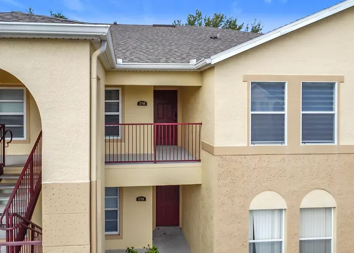 The Galactic Getaway, 3Bed, 2Bath Apartment, Free Parking, Heated Pool