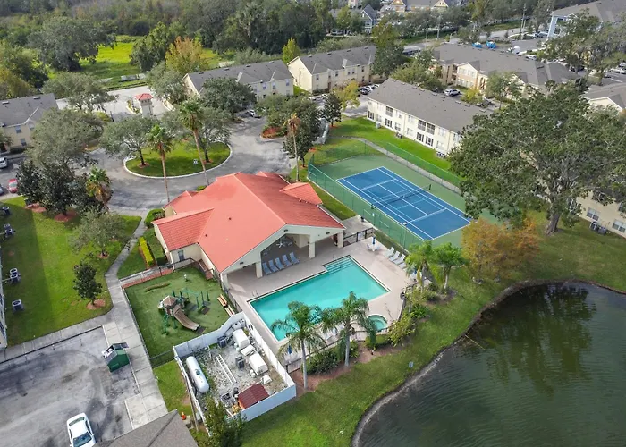 The Galactic Getaway, 3Bed, 2Bath Apartment, Free Parking, Heated Pool