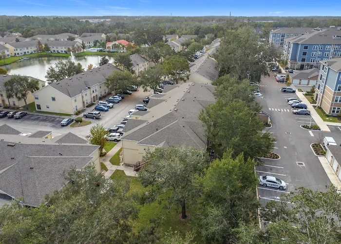 The Galactic Getaway, 3Bed, 2Bath Apartment, Free Parking, Heated Pool