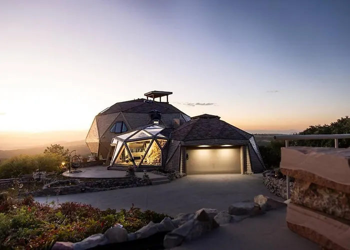 The Kingdome - A Unique, Royal Experience With Hot Tub, Rooftop And Views