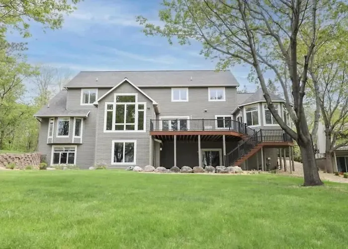 Immerse In Luxury Grand 5Br Lakefront Haven Views