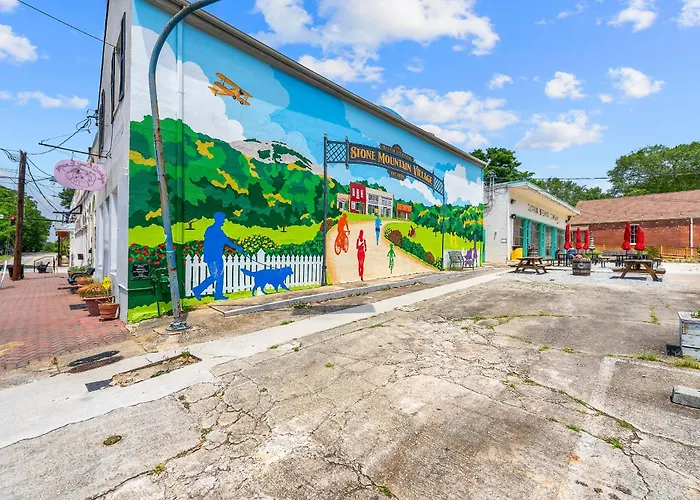 Opulent Loft On Main St -Walk To Stone Mtn Park!