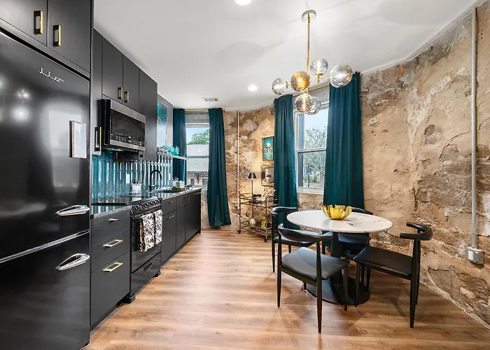 Opulent Loft On Main St -Walk To Stone Mtn Park!