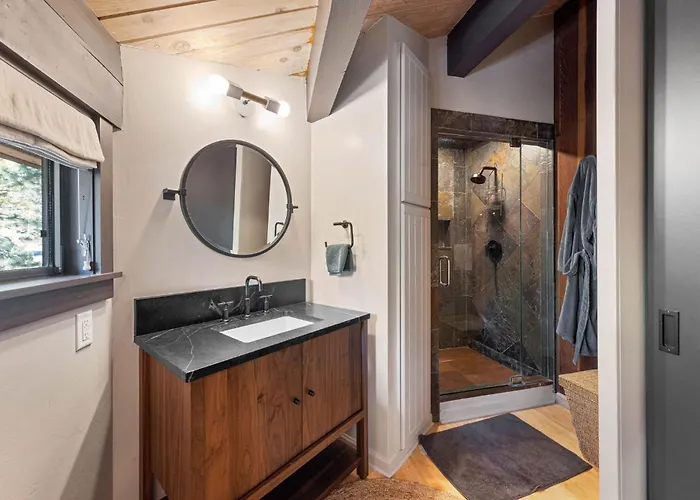 Birchwood Retreat - Newly Remodeled- Wood Fireplace- Hot Tub- Close To The Slopes!