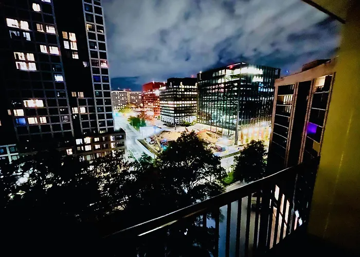 Executive 1-Bedroom Suite With Two Queen Beds, Second Queen In Living Area - Near Metro