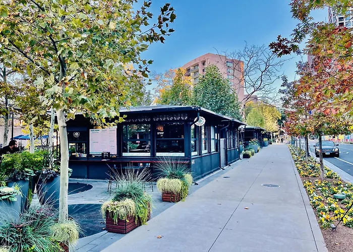 Executive 1-Bedroom Suite With Two Queen Beds, Second Queen In Living Area - Near Metro