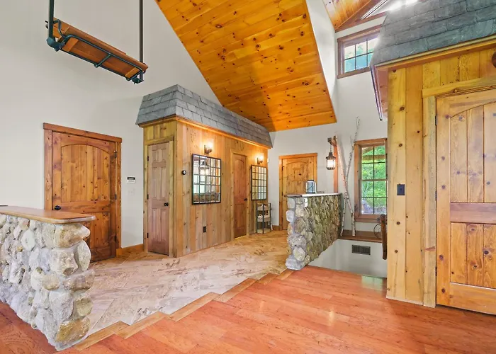 Luxury Log Cabin W Elevator, Hot Tub & Pool Table