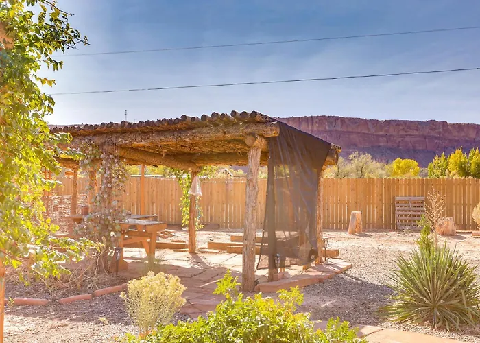 Stunning Views: Quiet Bluff Home Near Hiking!