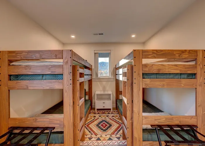 Views, Hot Tub, Sauna, Theatre