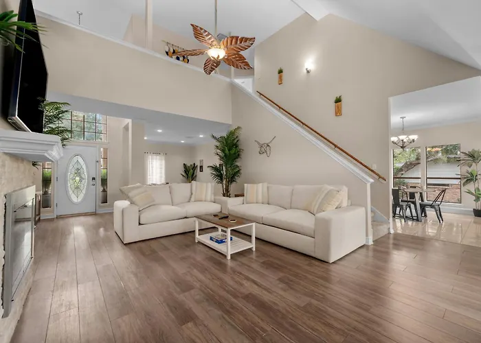 Woodlands Area Lake View Retreat