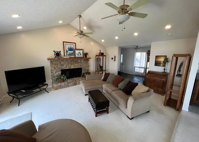 4 Bedroom Lakefront Home With Private Beach On Cedar Point Chaussee