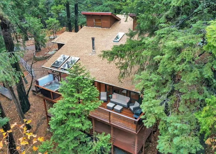 Picturesque Cabin Hot Tub