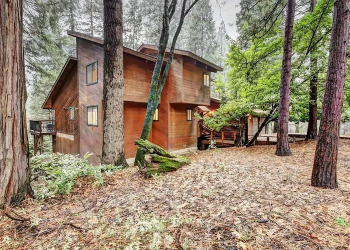 Picturesque Cabin Hot Tub