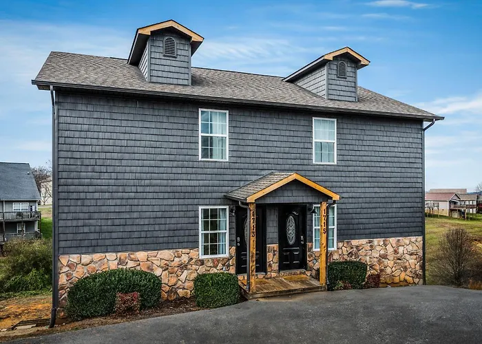 The Monarch - Cozy Hideaway, Hot Tub, Arcade Machine, Dogs Welcome!