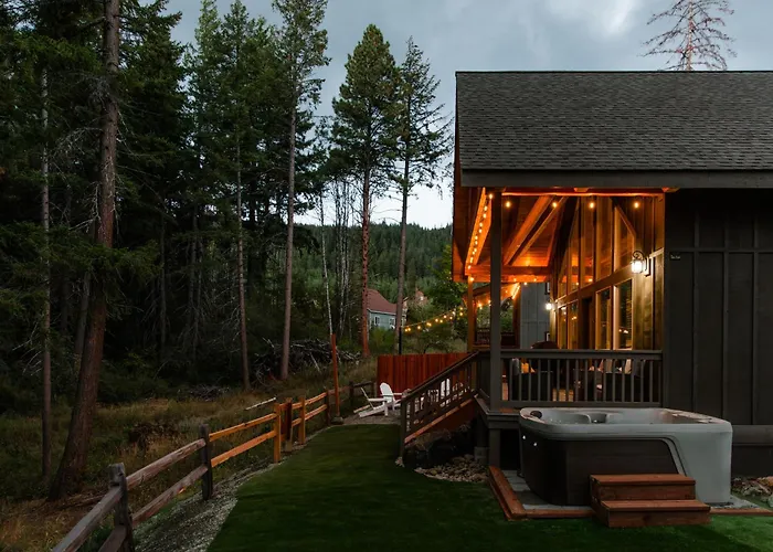 3Br Forest Cabin, Hot Tub, Game Room, Big Backyard