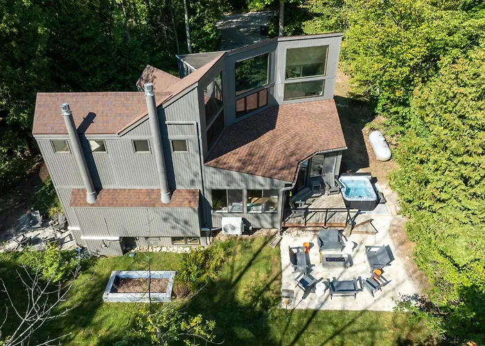 Wooded Wonder- Cozy Retreat, Hot Tub, Fire Pit, Game Room & Dogs!