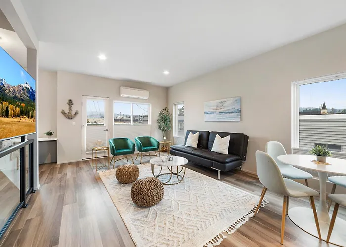 Brand New Fully Updated Condo 908