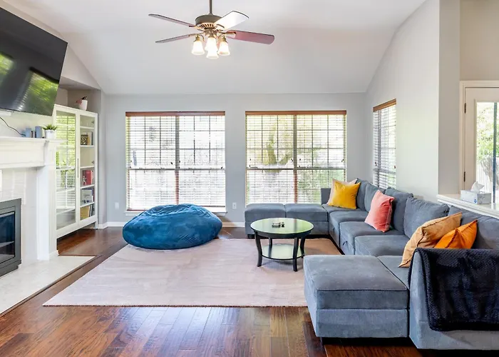 Spacious 4Br Home Away From Home With Hot Tub