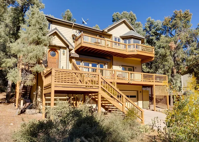 Game Room & Deck: Modern Frazier Park Home!