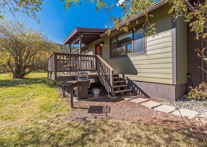 Cozy Cabin Retreat With Scenic Views Cabin