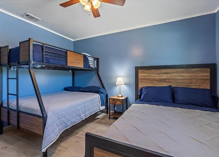 Renovated, Cozy 2 Bedroom