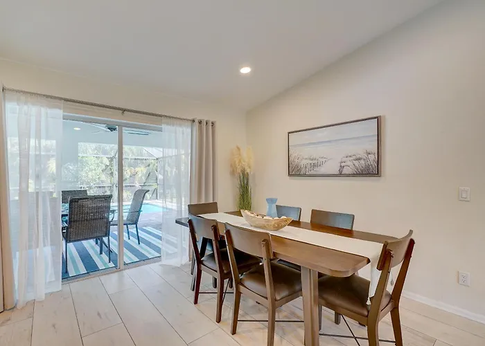 Family Oasis! Heated Salt Water Pool -Renovated-Great Central Location-Beach Gear-Free Bikes!
