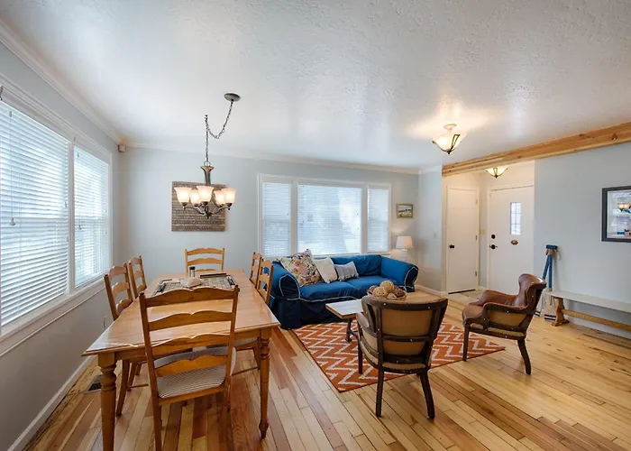 Park Street Cottage - Downtown, Fenced Yard, Hot Tub - Walk To Lake, Restaurants, Bars, & Shopping