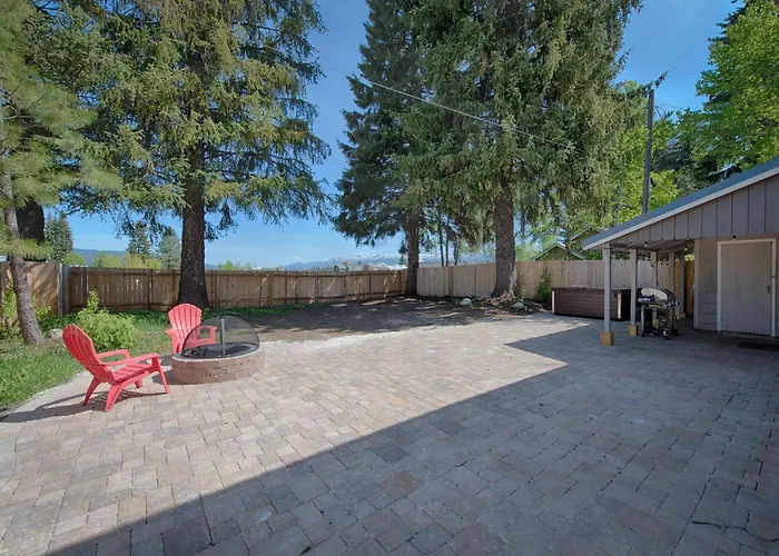 Park Street Cottage - Downtown, Fenced Yard, Hot Tub - Walk To Lake, Restaurants, Bars, & Shopping