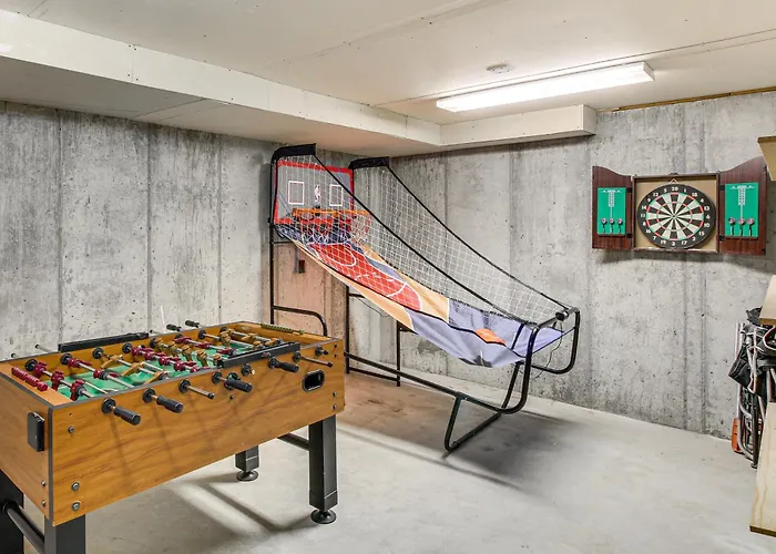 Scenic Views & Game Room: Garden City Retreat!