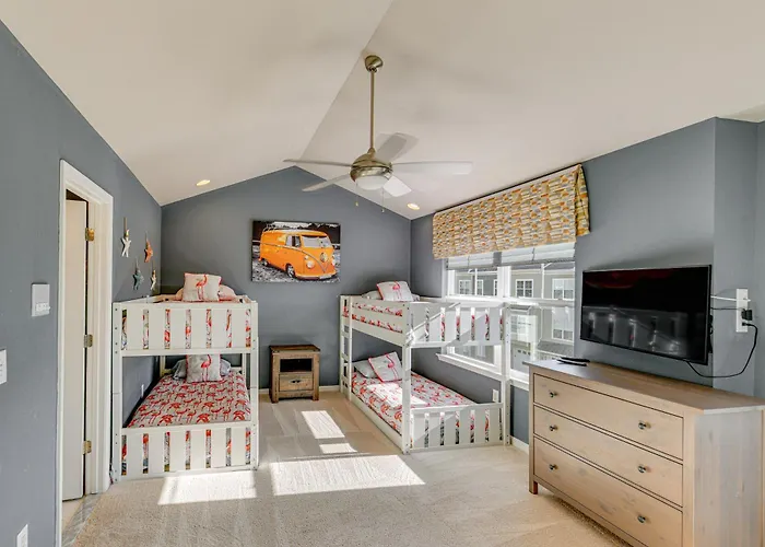 2 Mi To Beach: Townhome W/ Breezy Balcony!